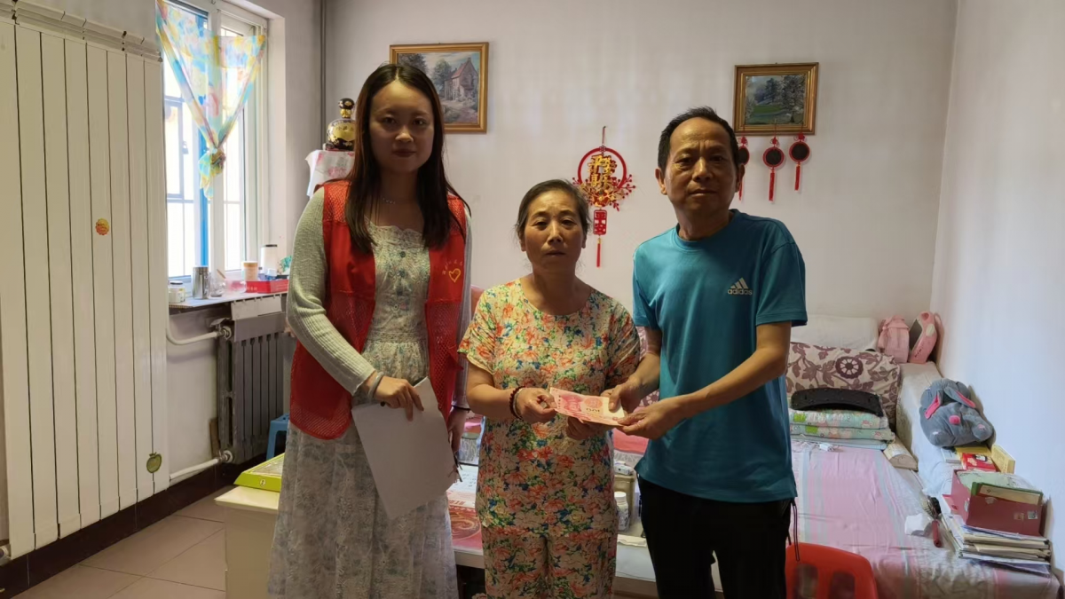 丽园路社区开展“六一”儿童节慈善走访  关爱温暖困难家庭 