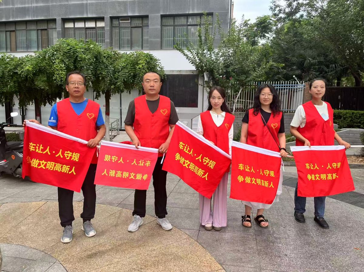 学子路社区开展“暖心助力高考 传递文明温度”双报到志愿服务活动
