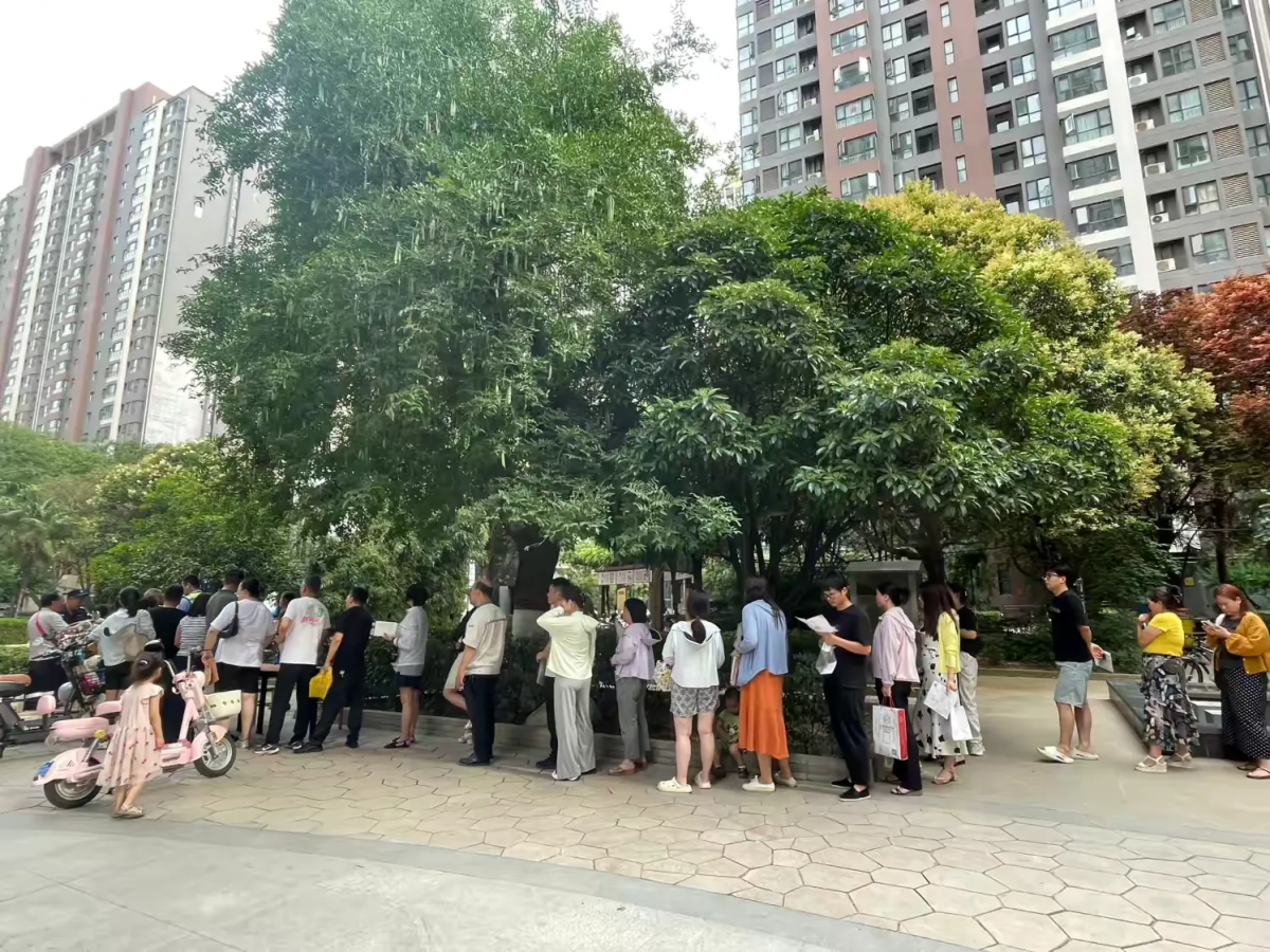 高山流水社区电动自行车挂牌“零距离”，便民服务送到家