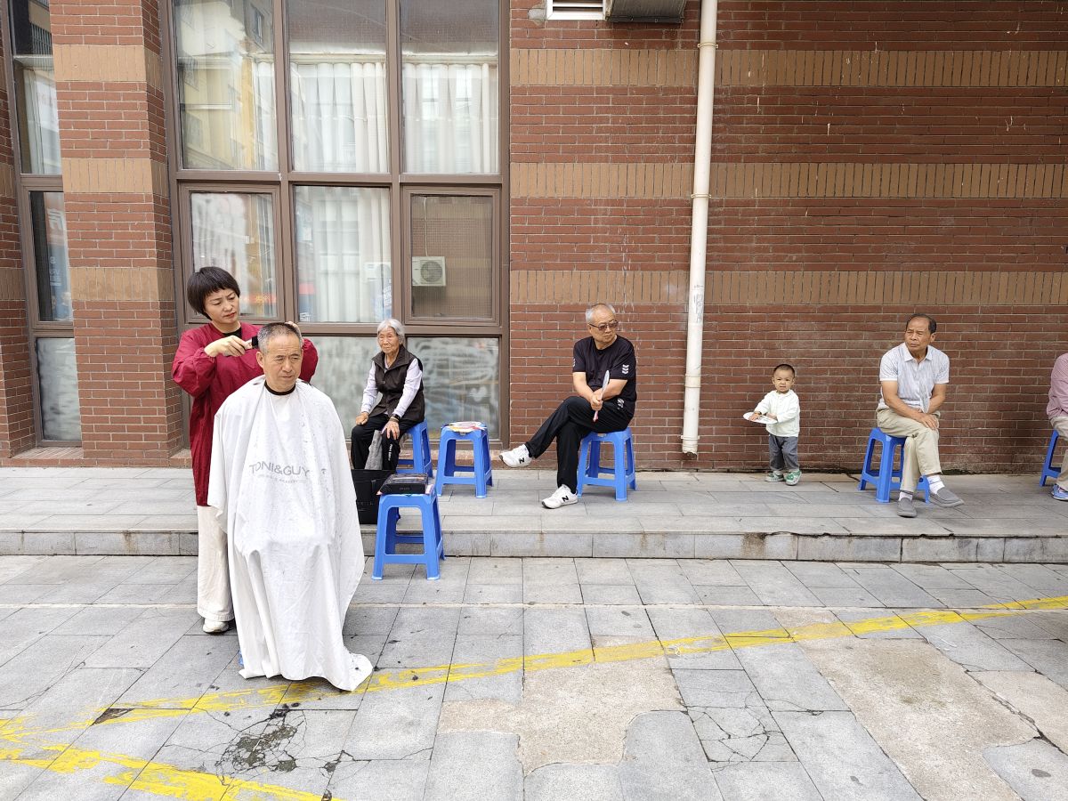 和谐路社区开展“温情六月 剪守夕阳” 爱心义剪活动