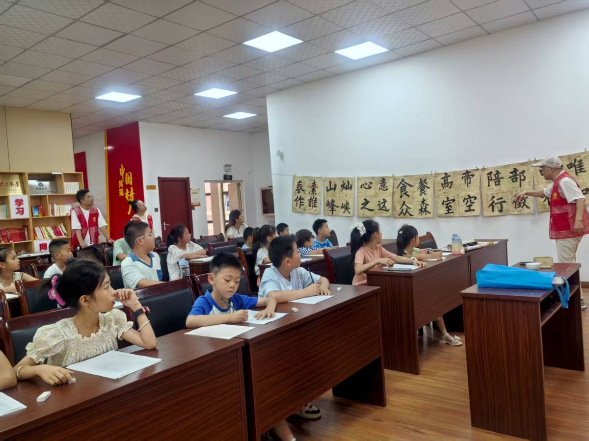 和谐路社区“多彩假期 童心飞扬”暑期课堂“传承中华文化之美”硬笔书法课