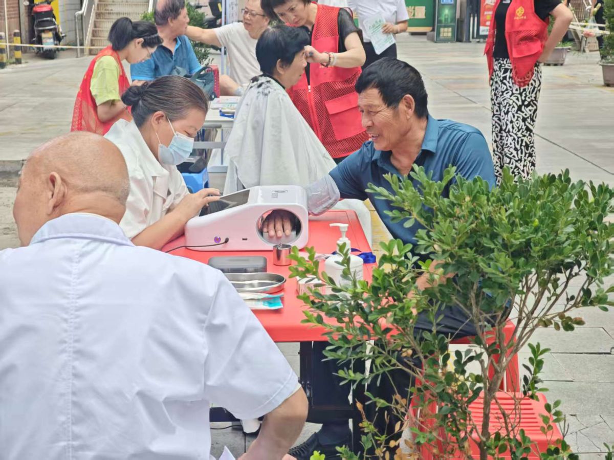 和谐路社区开展爱心义诊活动 贴心服务暖人心