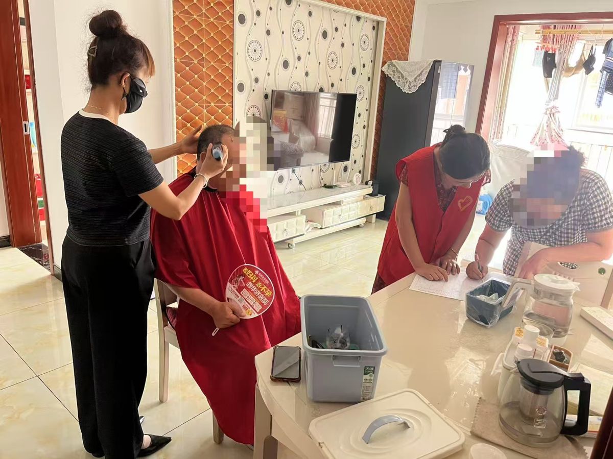 “义剪聚爱心 服务暖民心”——学子路社区开展公益理发活动