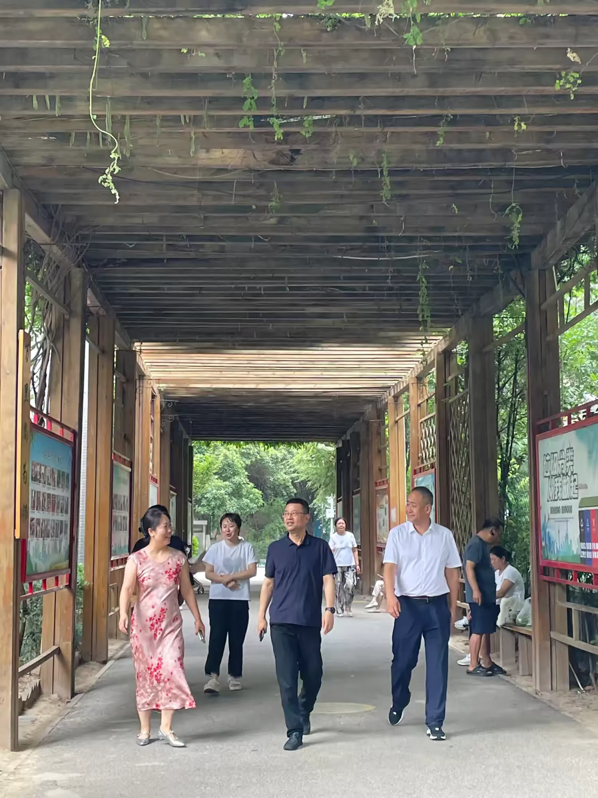 区人大主任调研包抓社区，共话发展新方向