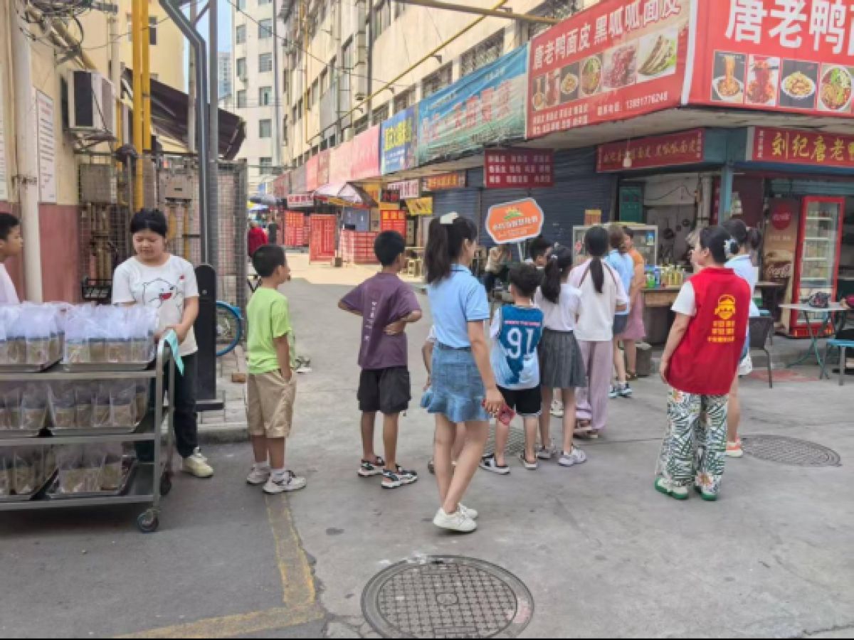 金陵街道新开路社区：一杯柠檬饮 情暖商户心