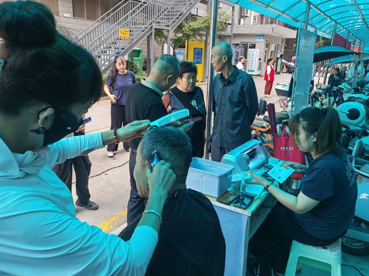 【月度暖心不打烊】学子路社区义务理发再赴约，银发笑容映初心