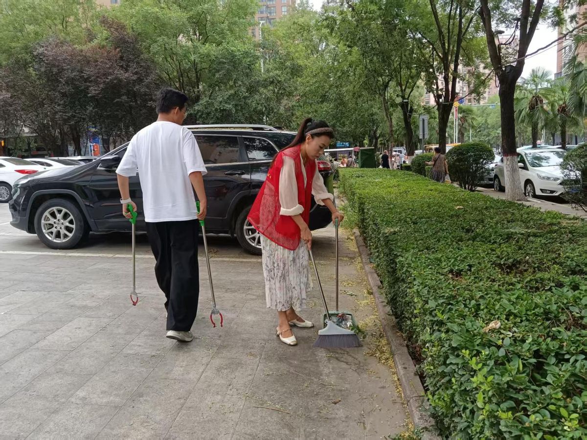 和谐路社区开展背街小巷环境卫生集中 整治行动