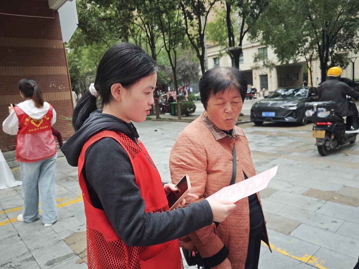 和谐路社区开展“爱苗护苗”倡议书分发活动 共筑青少年健康成长防线