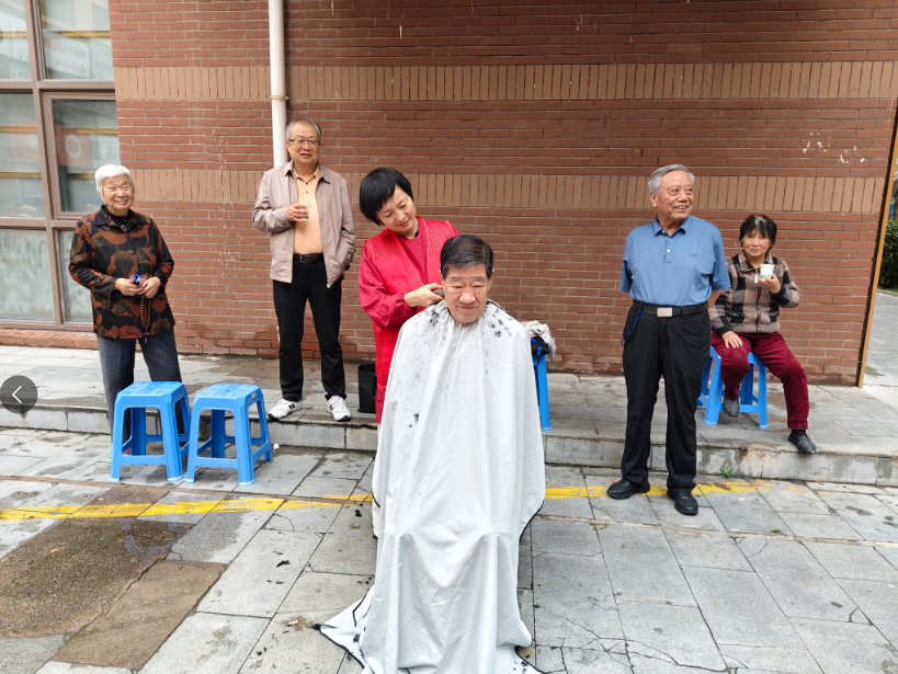 和谐路社区开展“银发关爱 情暖夕阳” 爱心义剪志愿服务活动