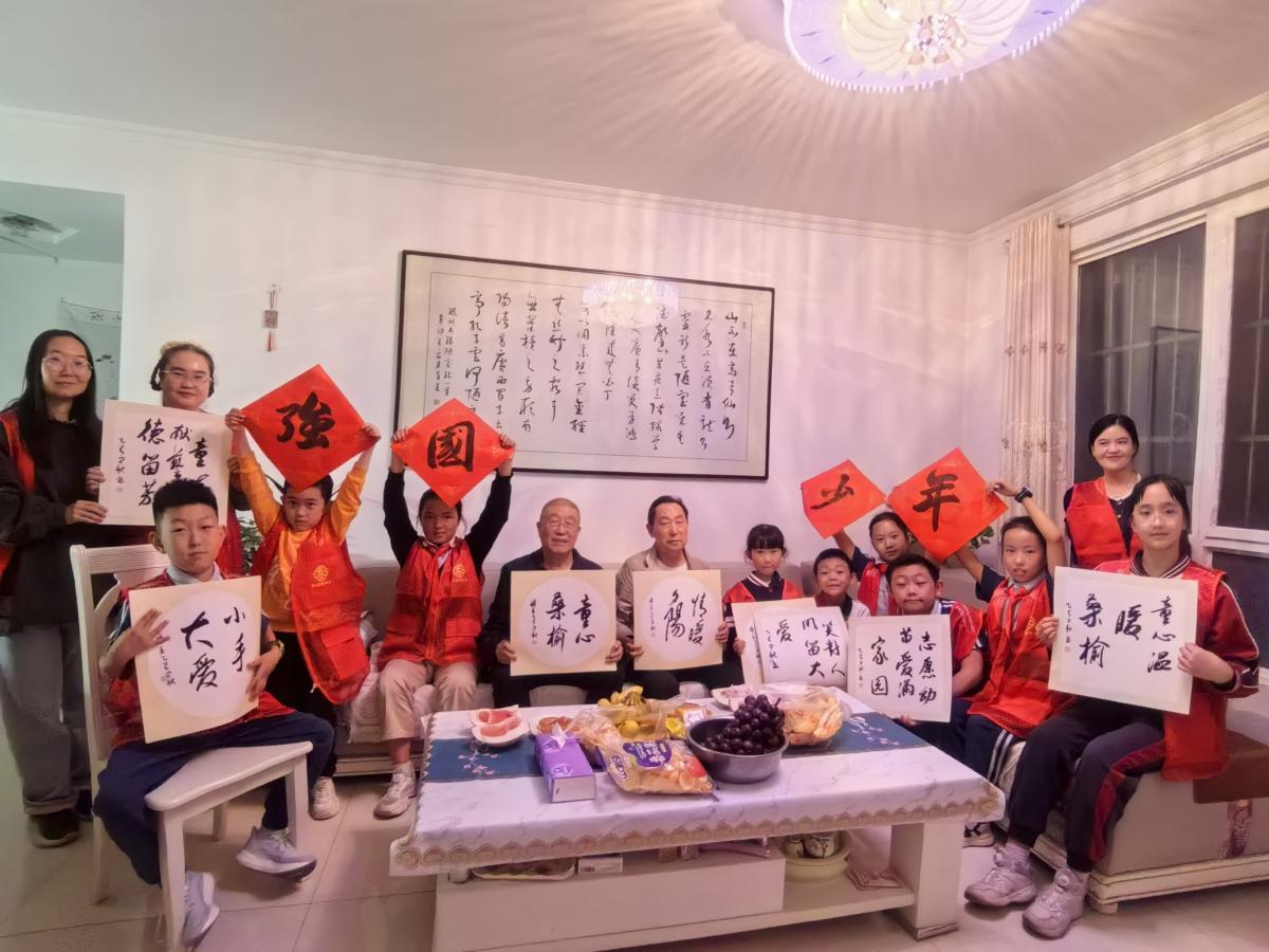 和谐路社区“童”心敬老贺双节 “一老一小”共绘幸福图景