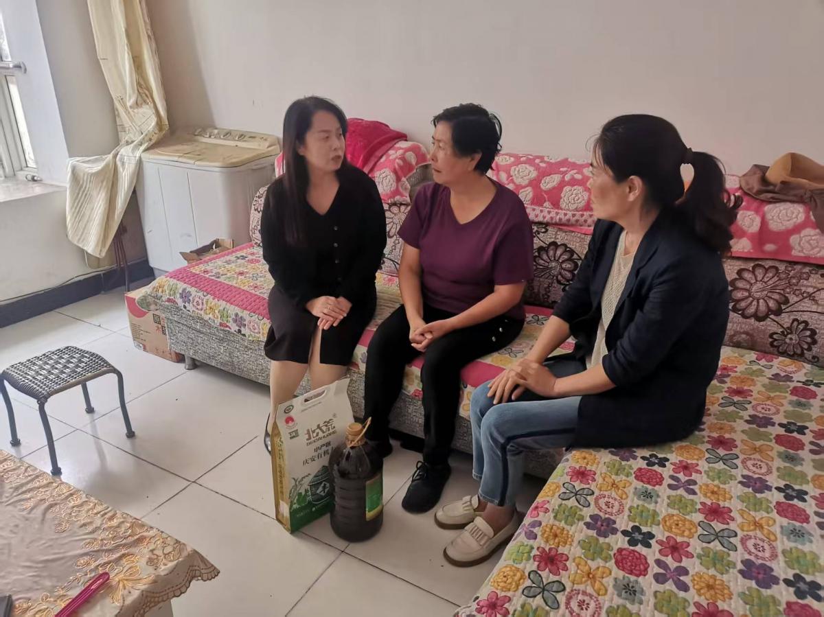 “双节”送暖 情润民心——蔡家坡镇东街社区开展节前慰问活动