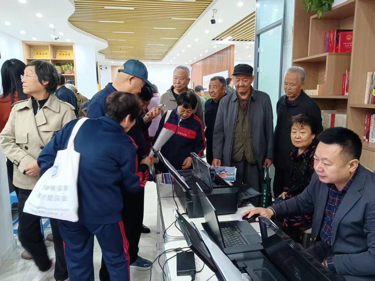 定格幸福瞬间，情暖银龄岁月——和谐路社区开展爱心公益免费摄影活动