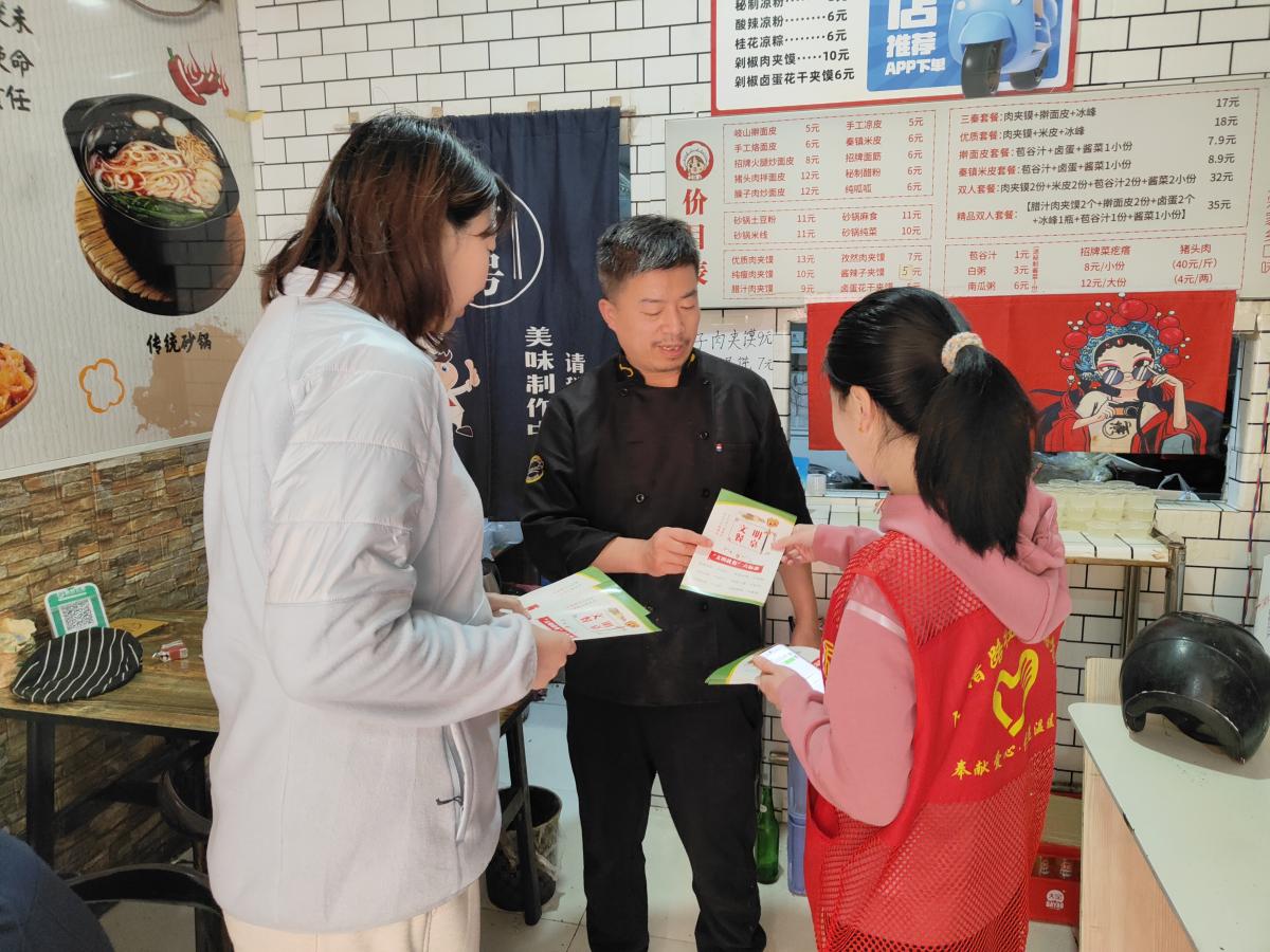 “彩页传递节约理念 映前点亮光盘初心”---和谐路社区开展世界粮食日活动