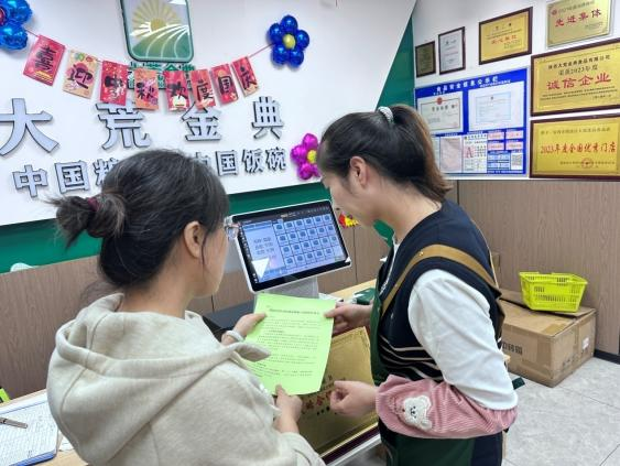 金陵街道机厂街社区：走企入店宣传工伤保险 筑牢职工权益防线