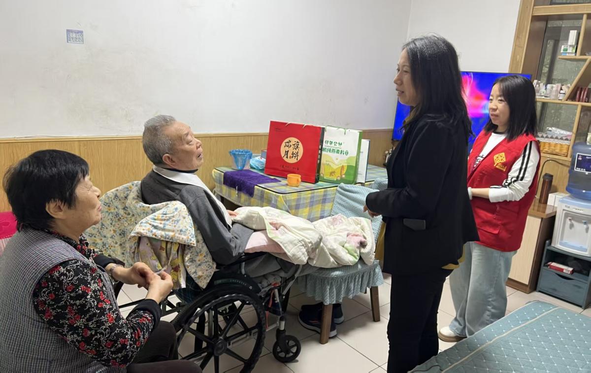 情暖双节 爱满社区！金陵街道机厂街社区联合爱心企业走访慰问困难老人