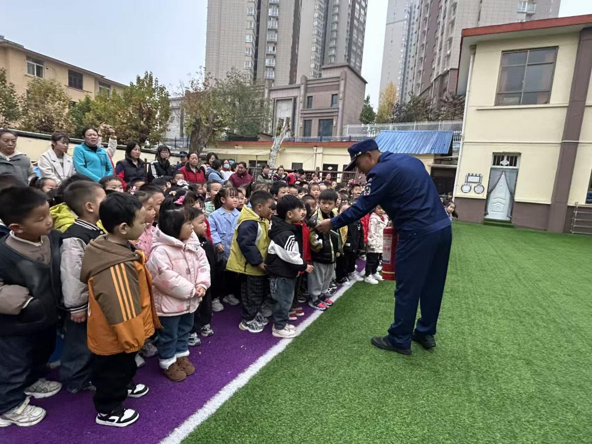 携手“蓝火焰“筑牢安全墙” ——川陕路社区联动消防走进灯泡厂幼儿园