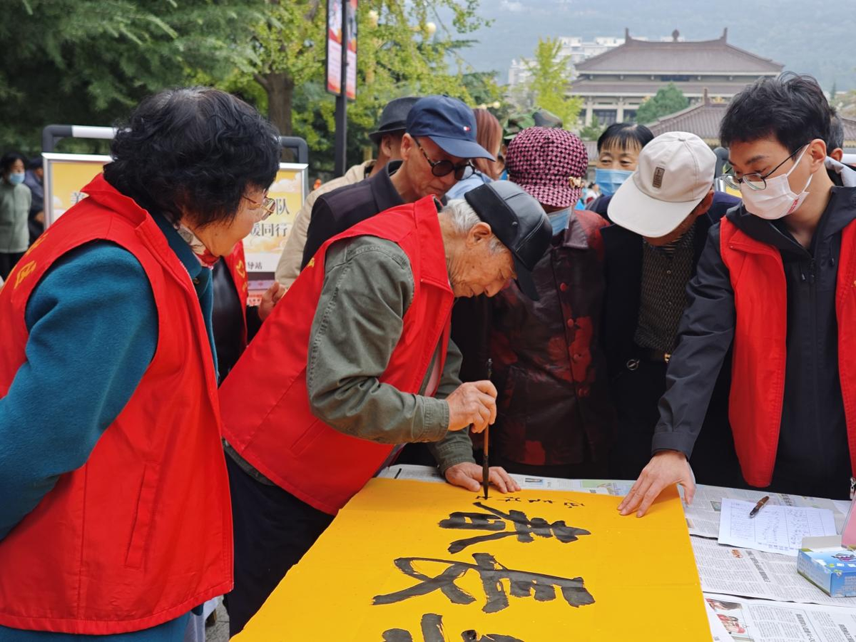 银龄生辉献余热 志愿服务暖人心