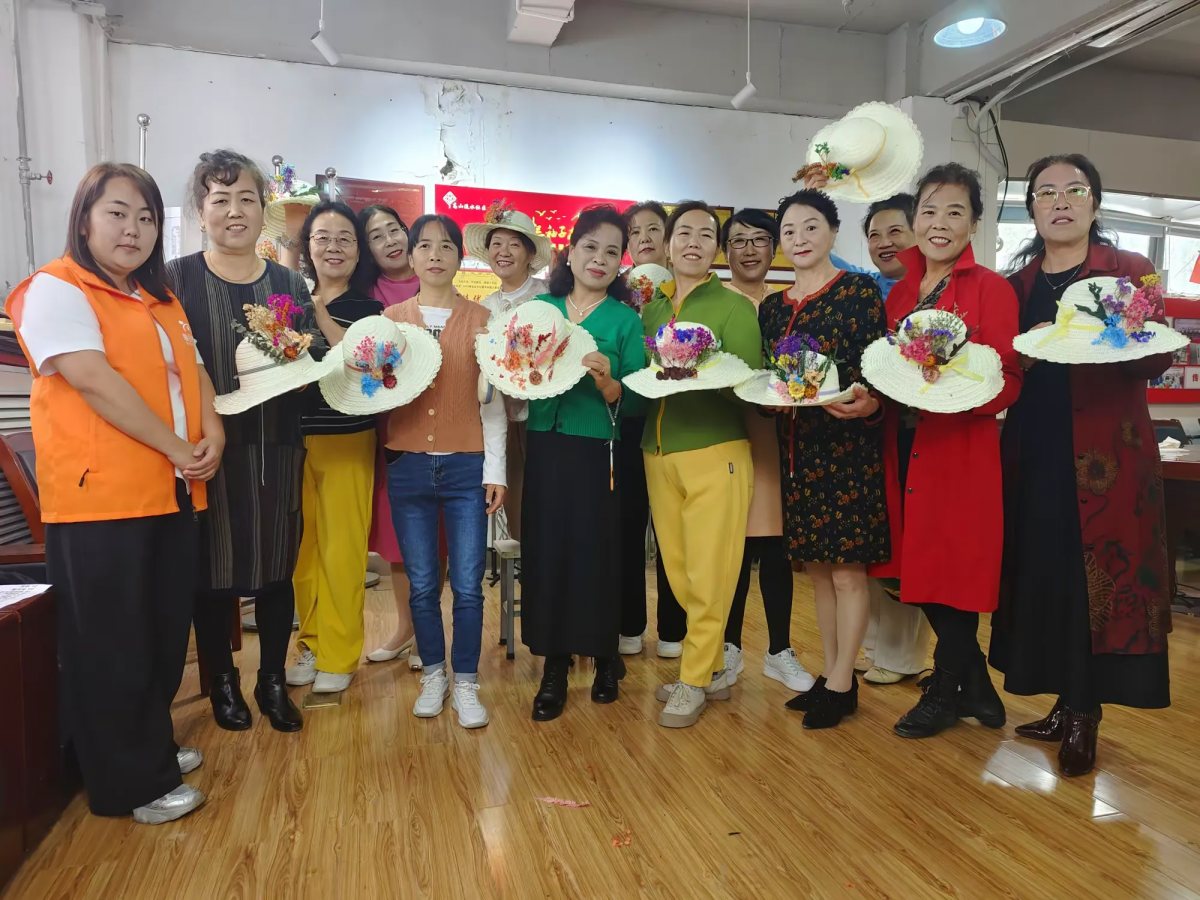 高山流水社区阿姨巧手“戴”春天